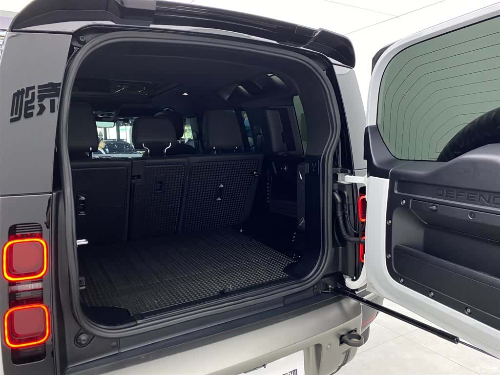 Land Rover Defender, 2024 32