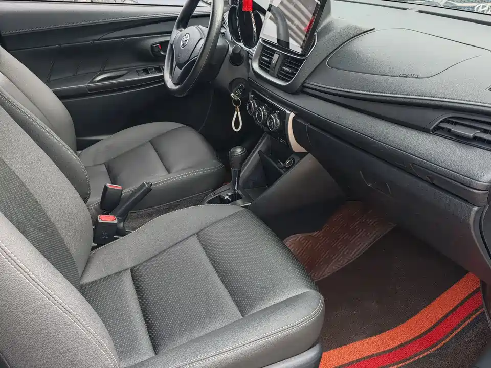 Toyota YARiS L to enjoy