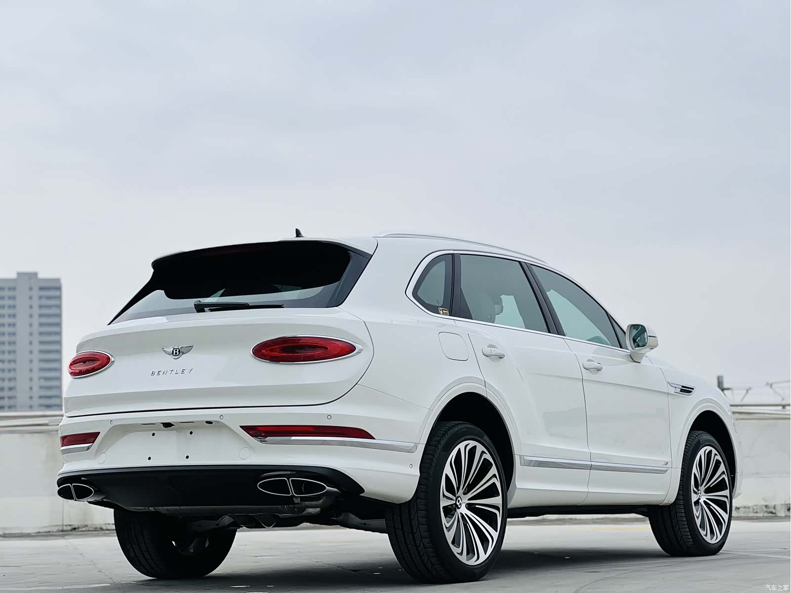Bentley Bentayga, 2022 11
