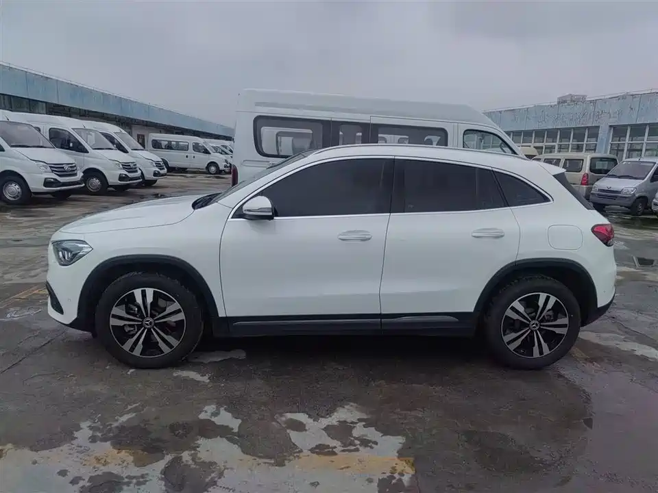 Mercedes-Benz GLA Mercedes-Benz GLA