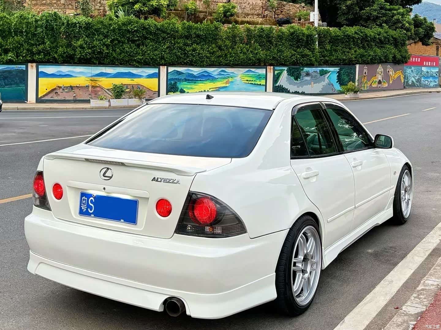 Lexus IS, 2001 4