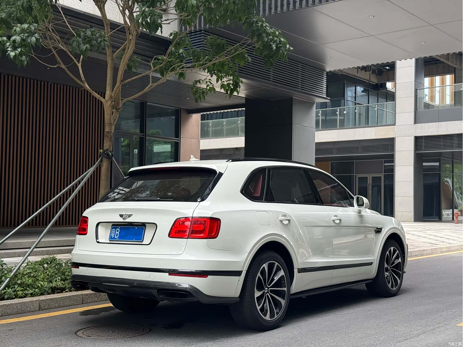 Bentley Bentayga, 2016 3