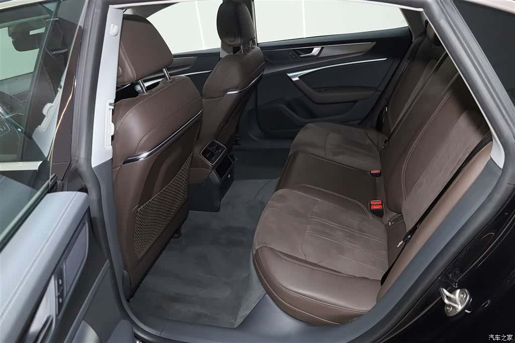 Audi A7L, 2024 19