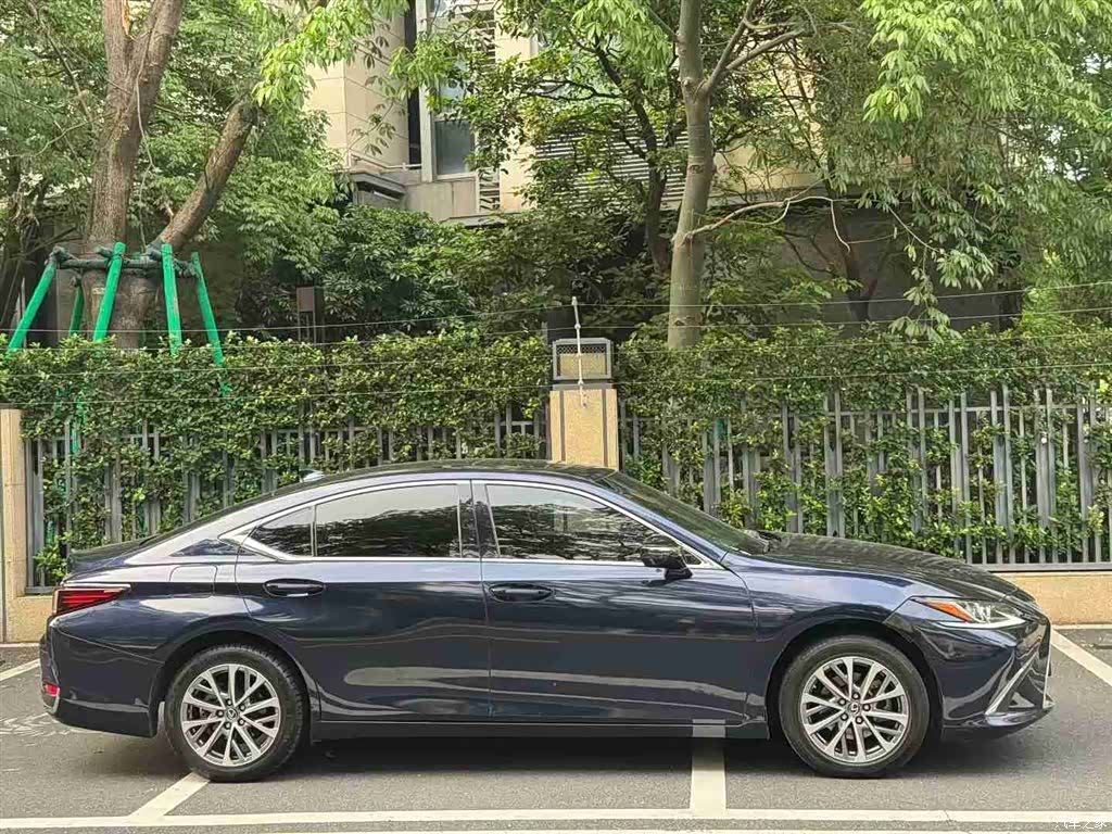 Lexus ES, 2022 все фото