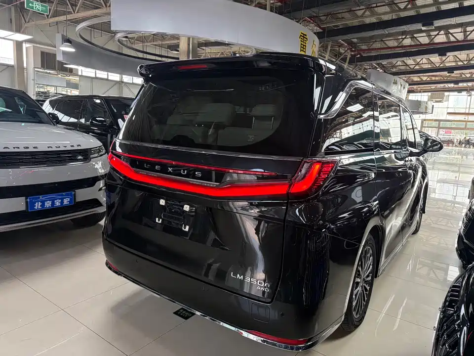 Lexus LM