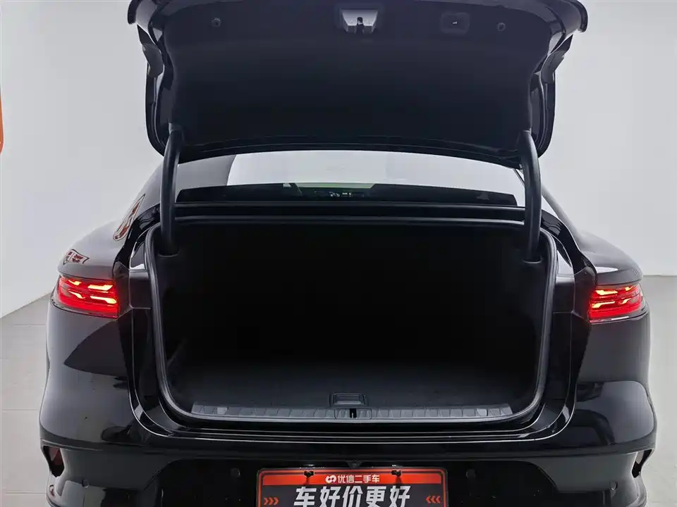 VOYAH Lantu chasing light