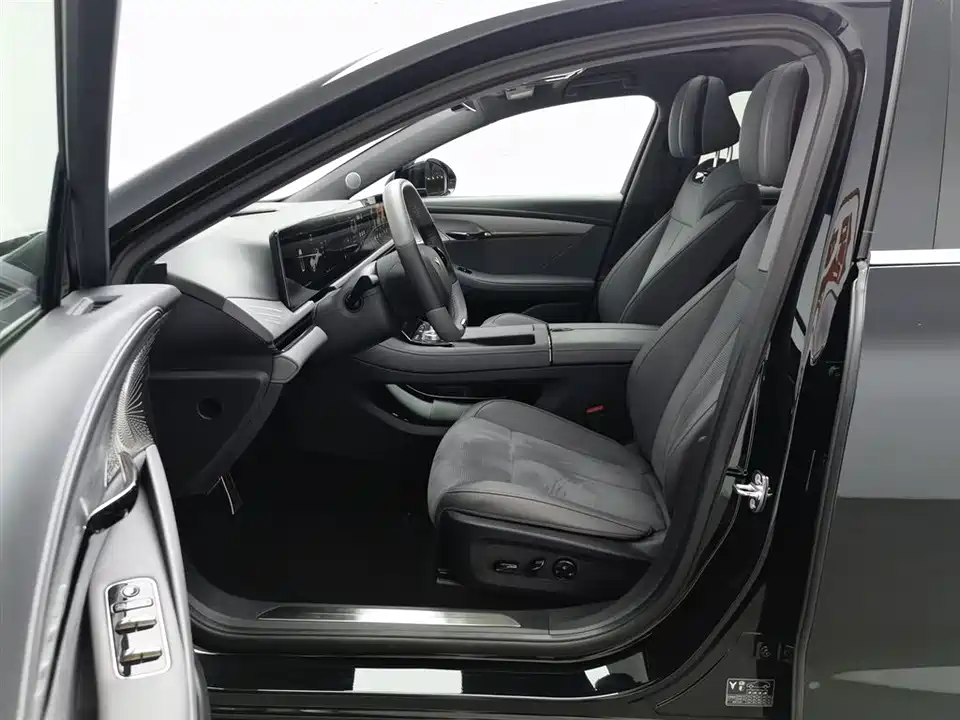 VOYAH Lantu chasing light