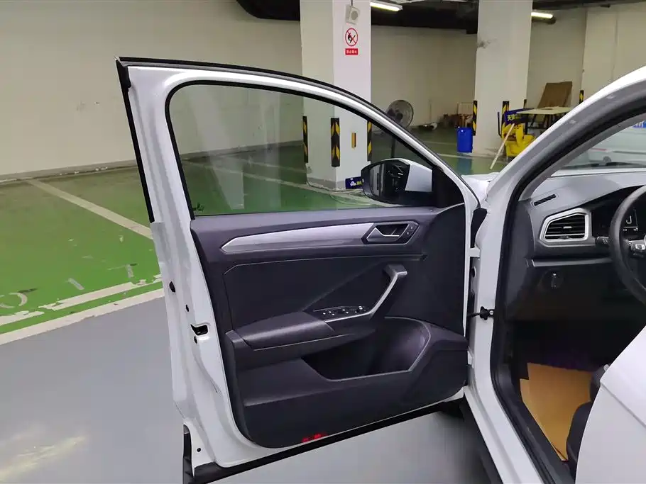 Volkswagen T-ROC exploring Songs