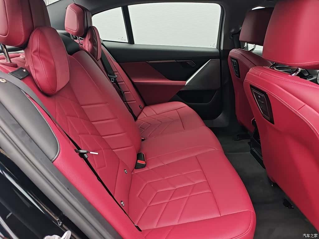 BMW i5, 2025 11