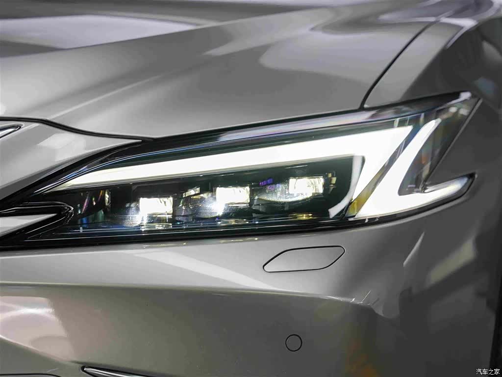 Lexus ES, 2025 12