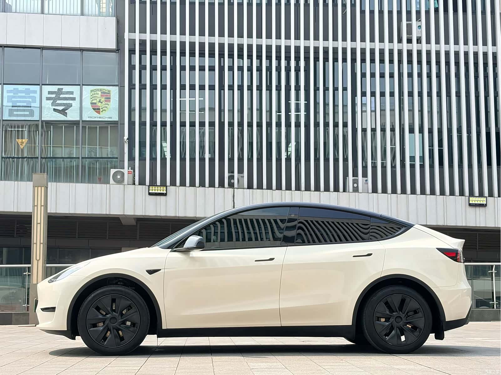 Tesla Model Y, 2023 13