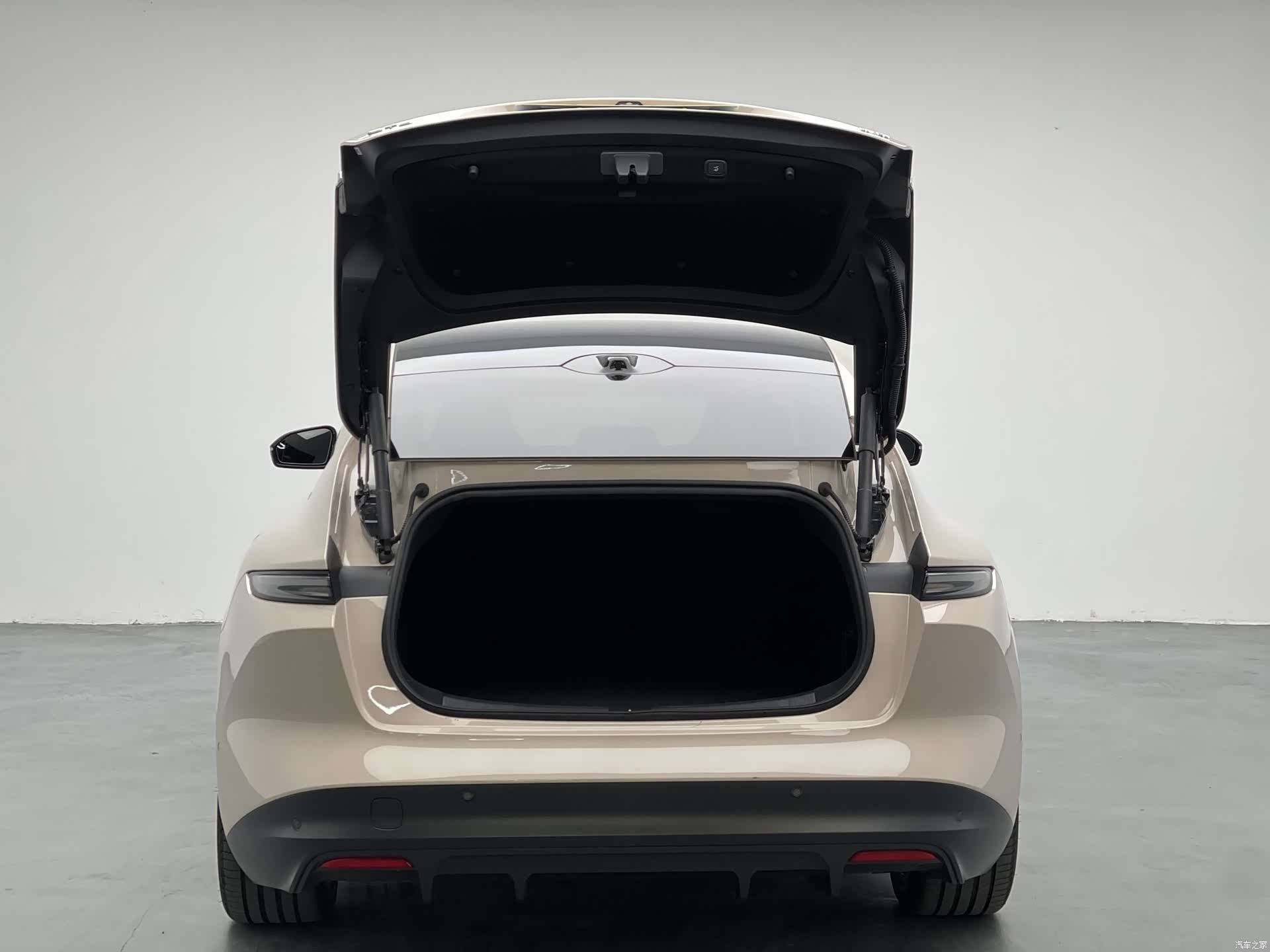 NIO ET5, 2025 10