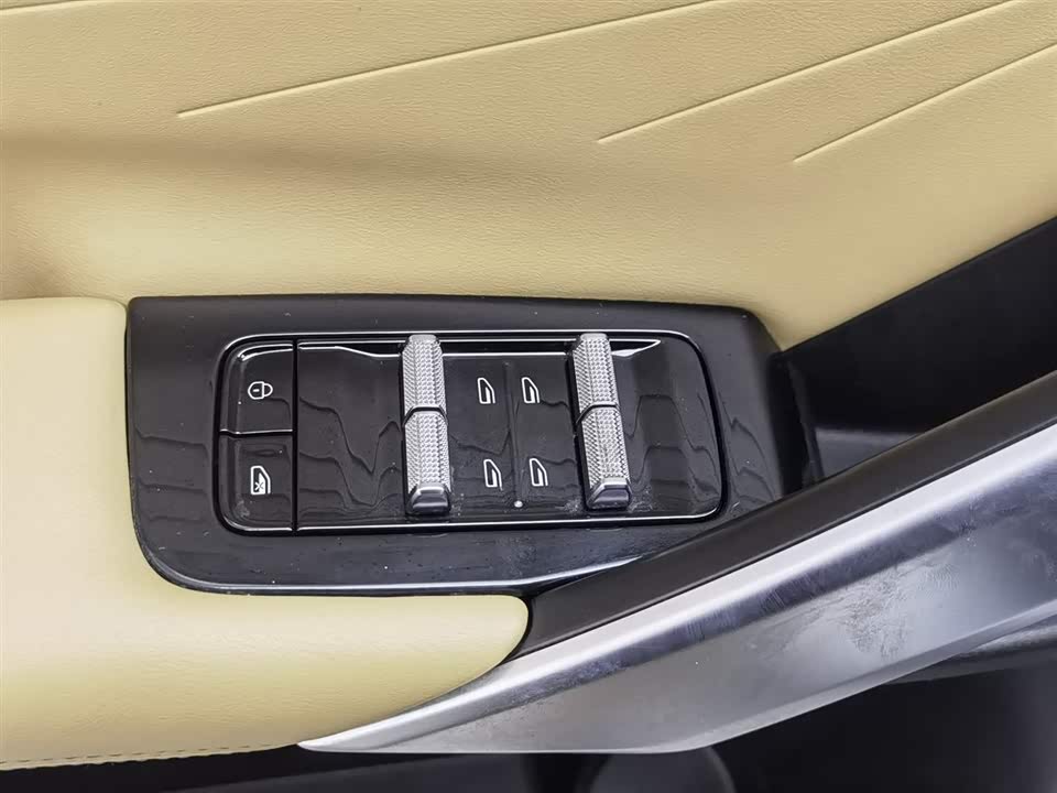 Geely Atlas L