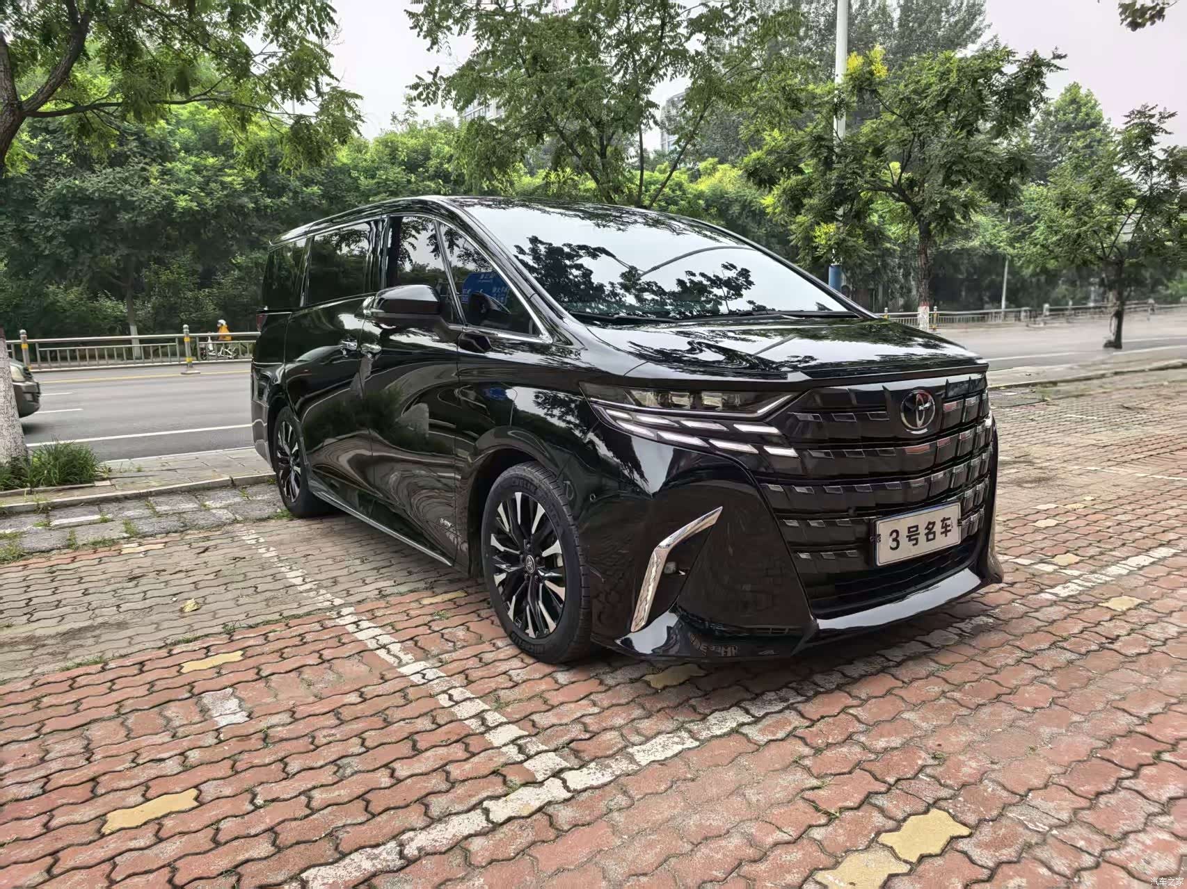 Toyota Alphard, 2024 3