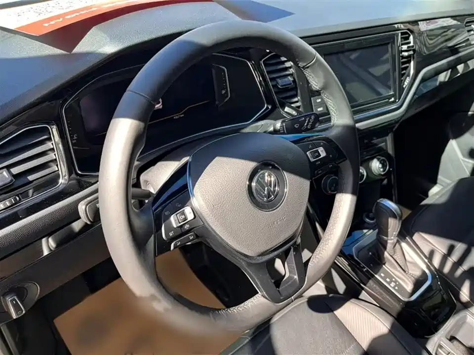Volkswagen T-ROC exploring Songs