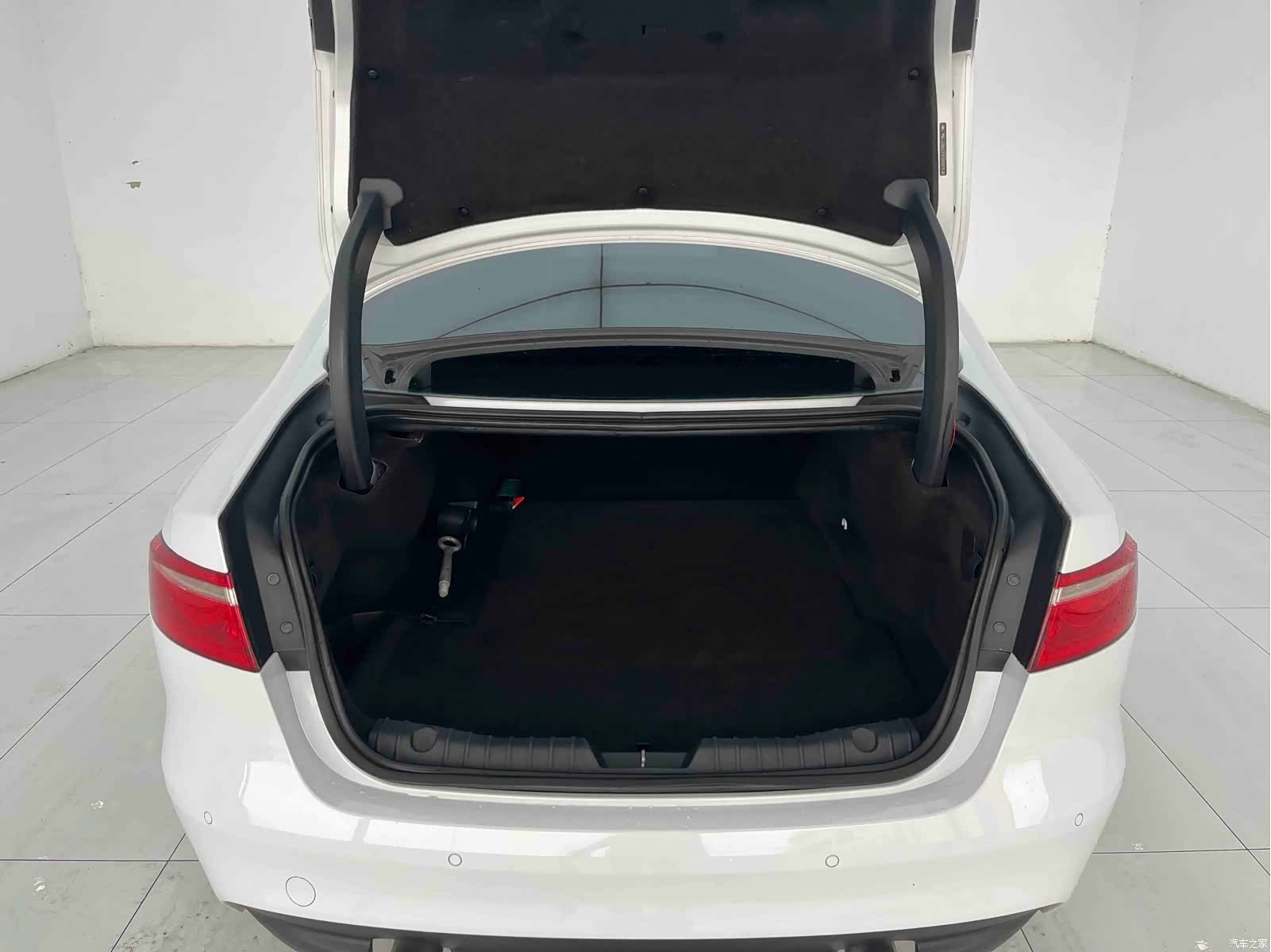 Jaguar XF, 2016 8