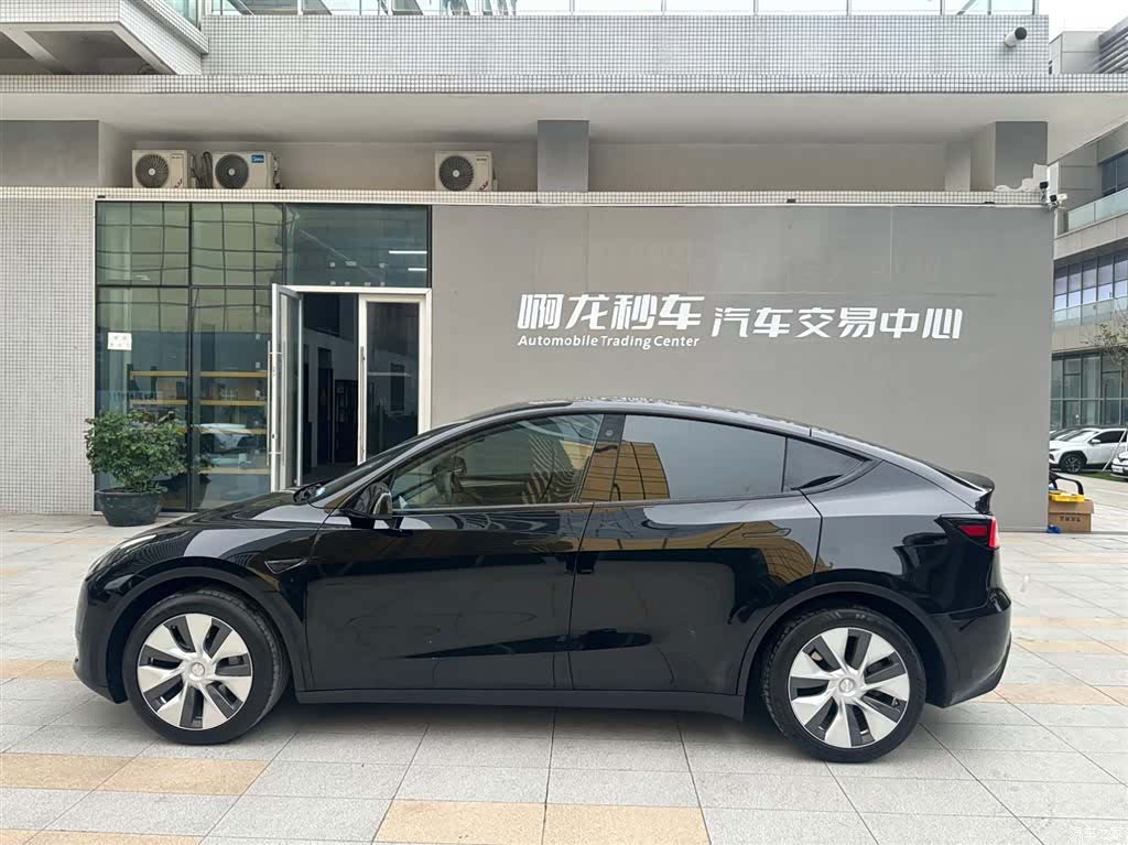 Tesla Model Y, 2022 3