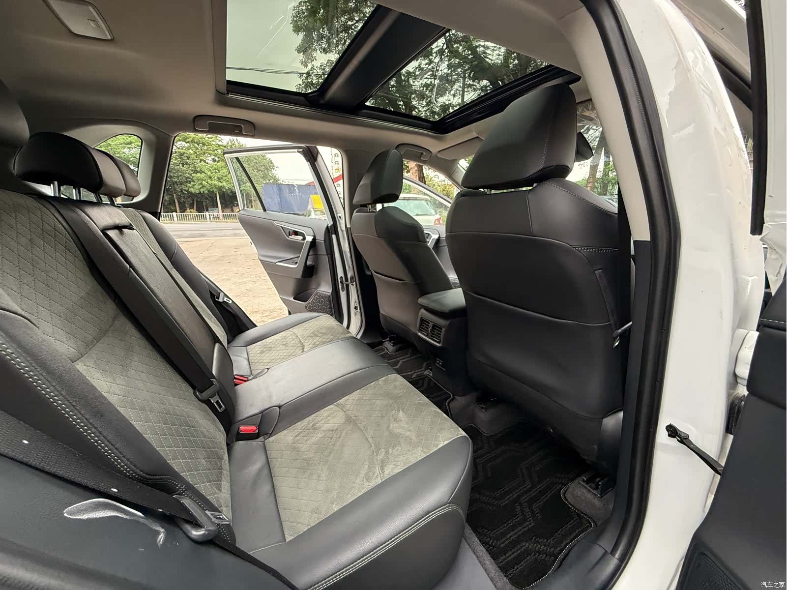 Toyota RAV4, 2024 10