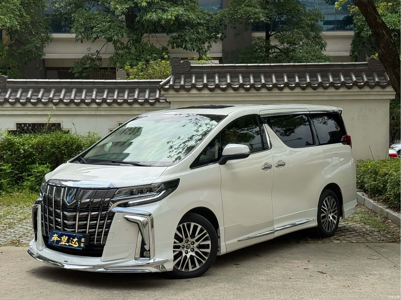 Toyota Alphard, 2016 1
