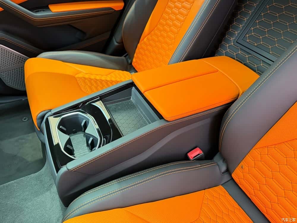 Lamborghini Urus, 2023 21