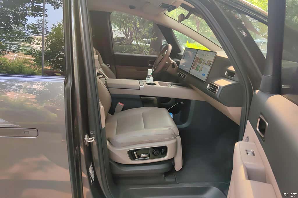 Li Auto MEGA, 2025 8