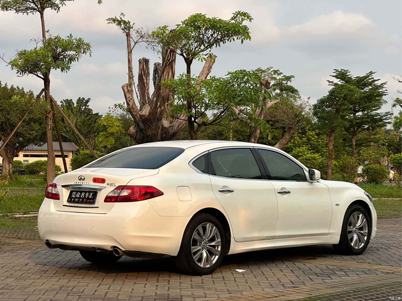 Infiniti M25L, 2012 7