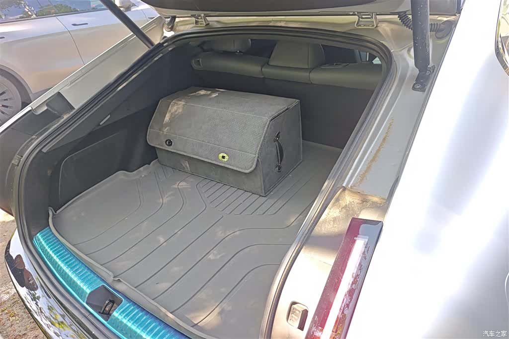 Xpeng P7, 2025 4