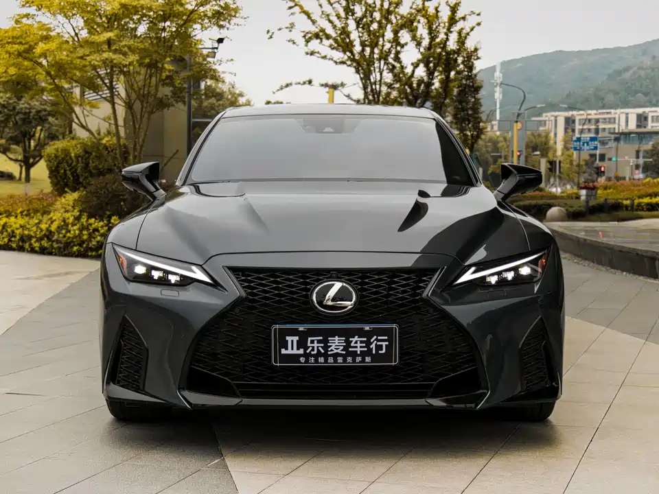Lexus IS