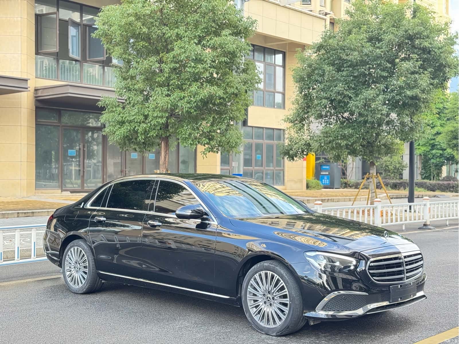 Mercedes-Benz E-Class, 2023 3