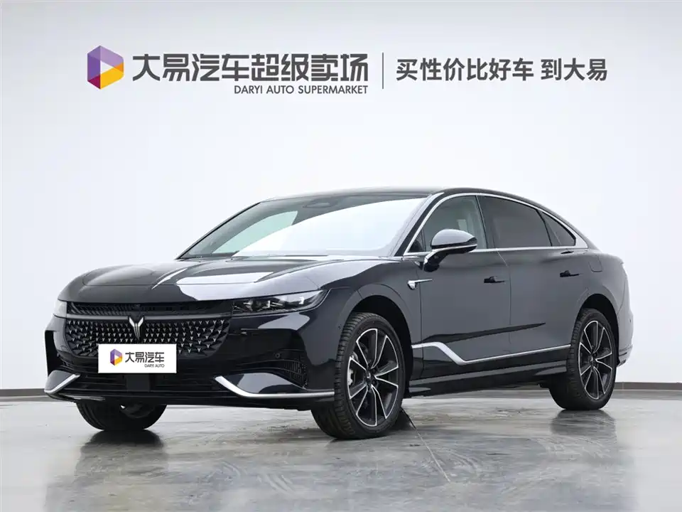 VOYAH Lantu chasing light