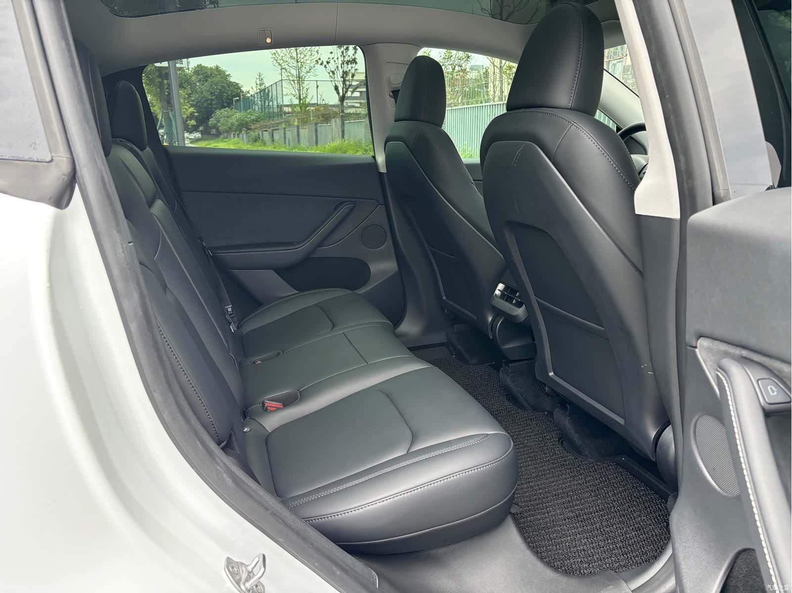 Tesla Model Y, 2024 8