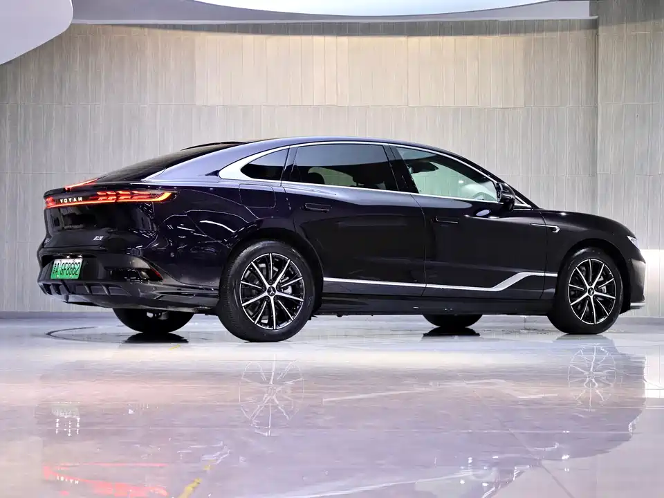 VOYAH Lantu chasing light