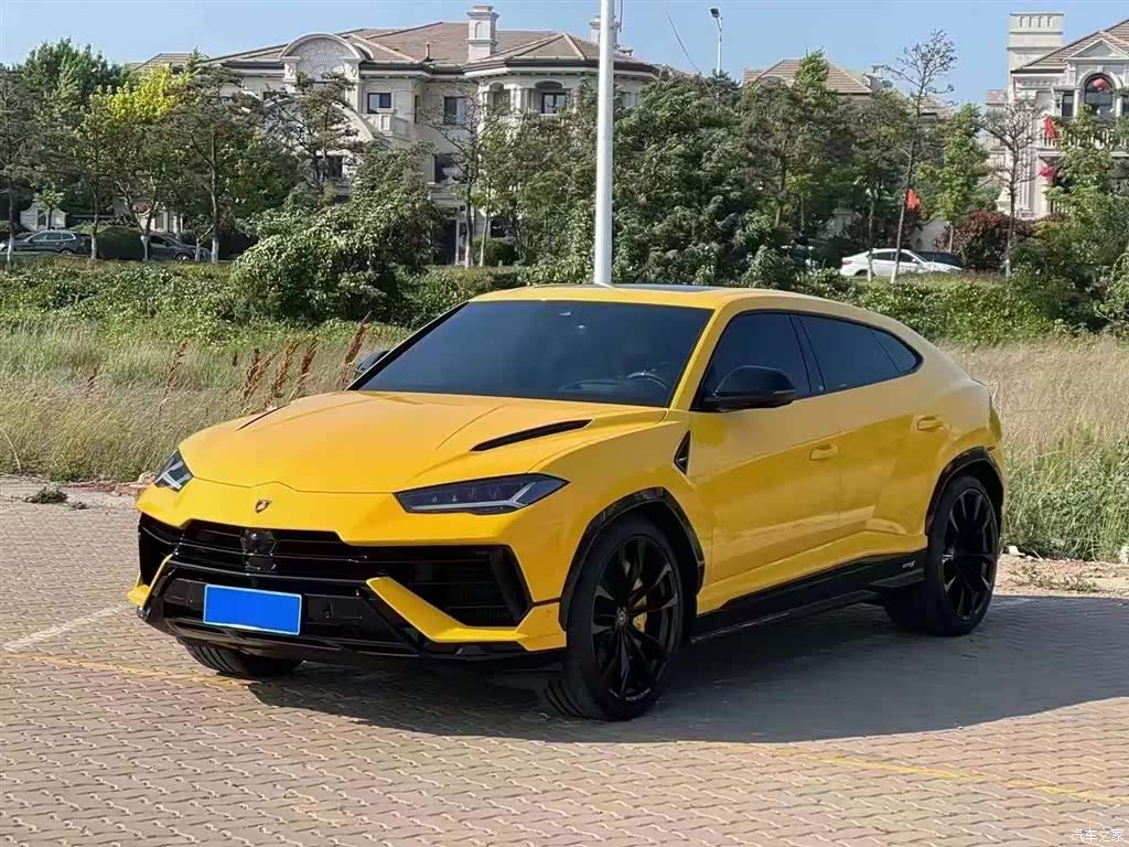 Lamborghini Urus, 2023 1