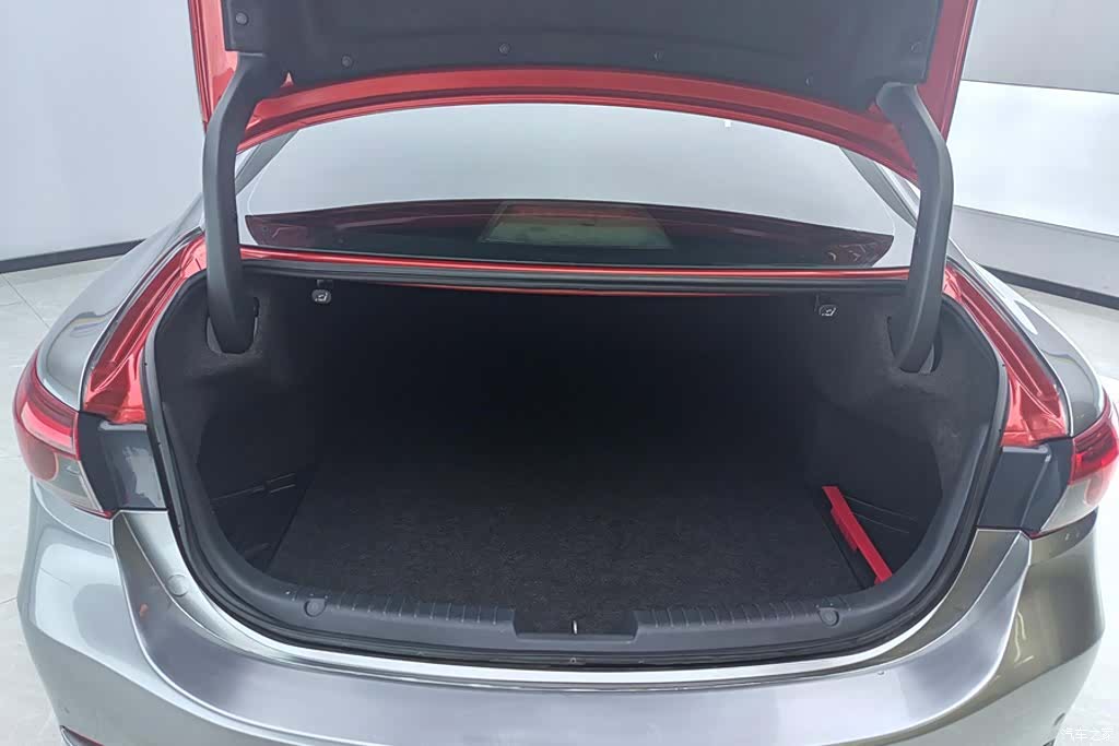 Mazda Atenza, 2018 4