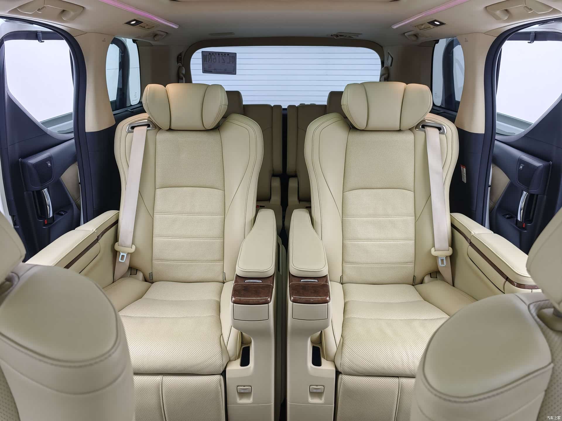 Toyota Alphard, 2015 13