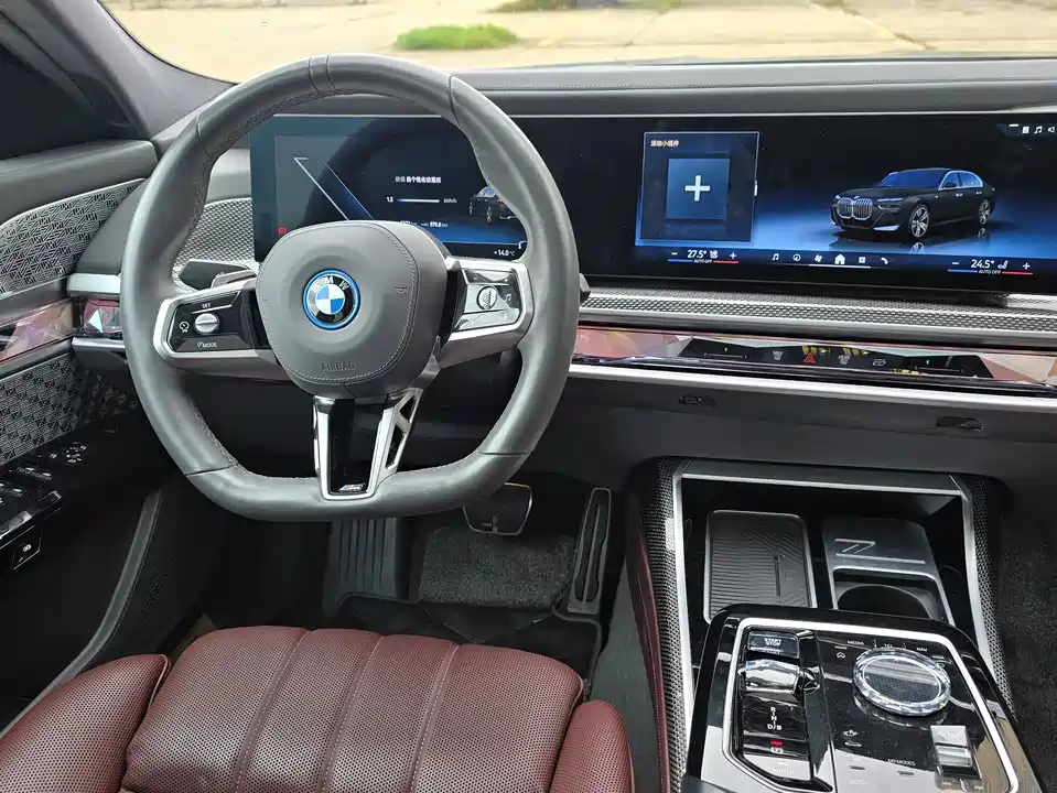 BMW i7