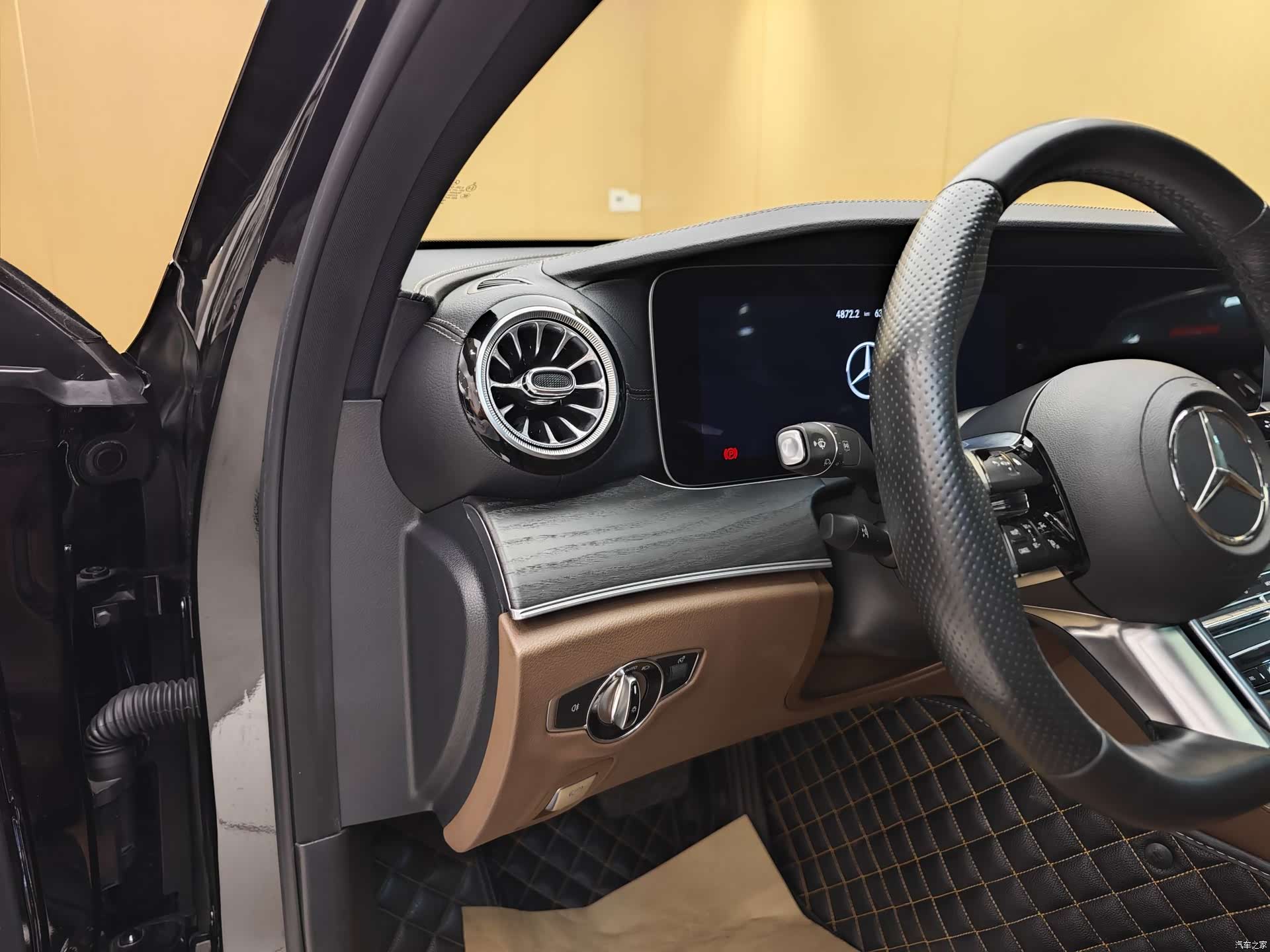 Mercedes-Benz E-Class, 2023 11