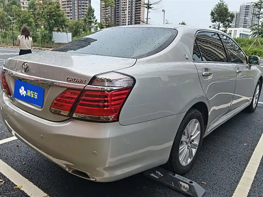 Toyota crown