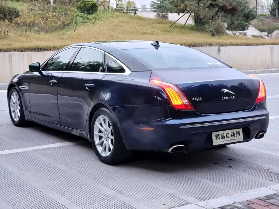Jaguar XJ