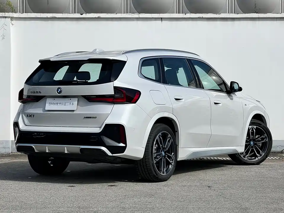 BMW iX1