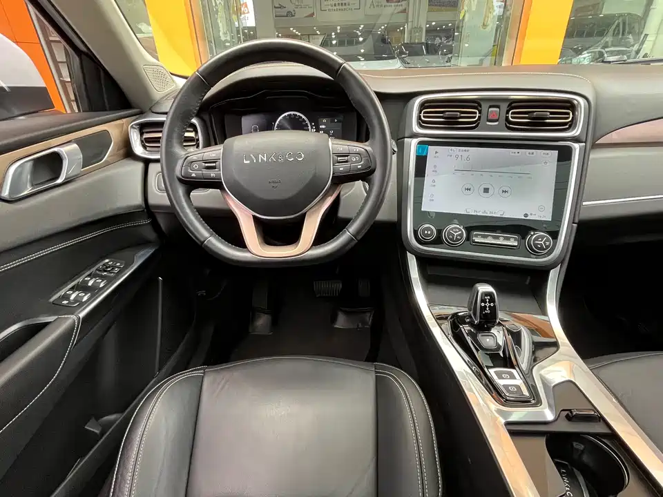 Lynk & Co 01