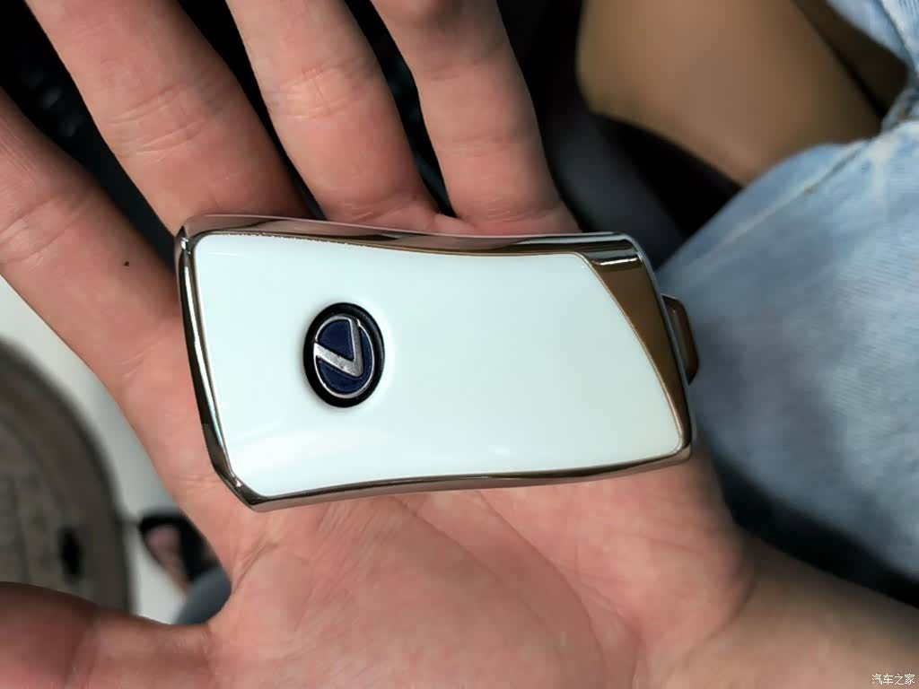 Lexus ES, 2021 14