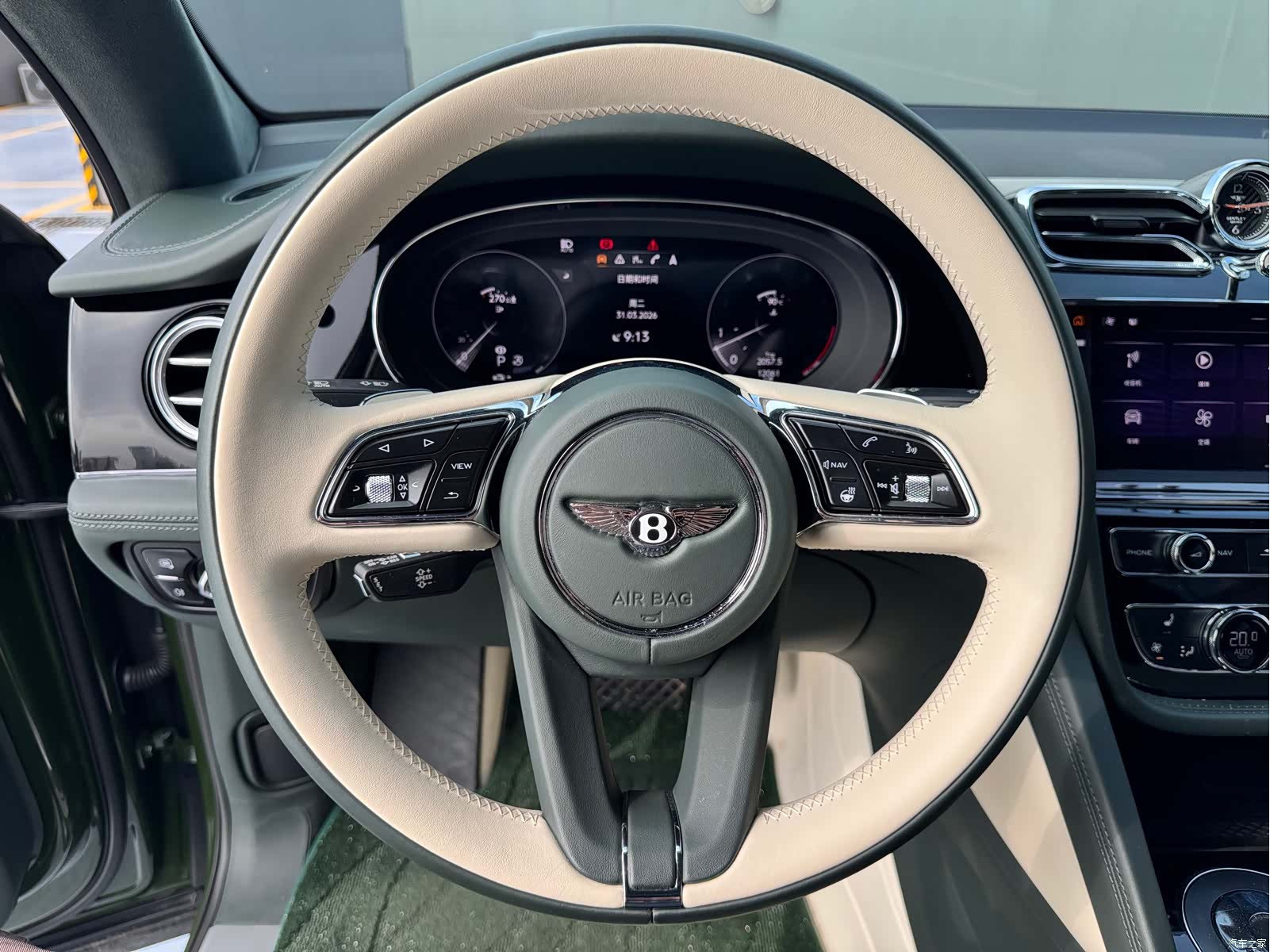 Bentley Bentayga, 2024 9