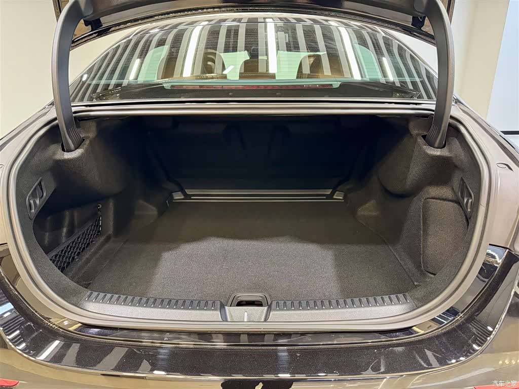 Mercedes-Benz E-Class, 2026 11