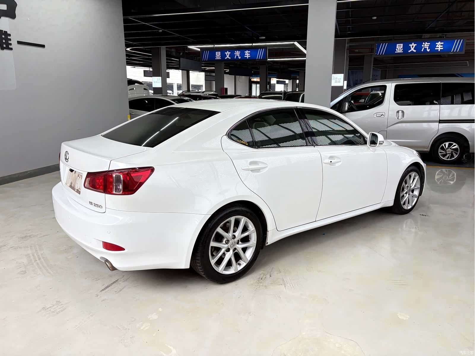 Lexus IS, 2011 4