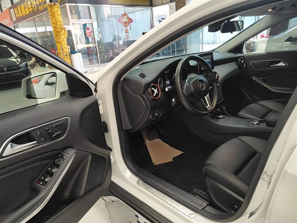 Mercedes-Benz GLA Mercedes-Benz GLA