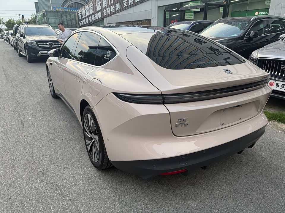 NIO ET5