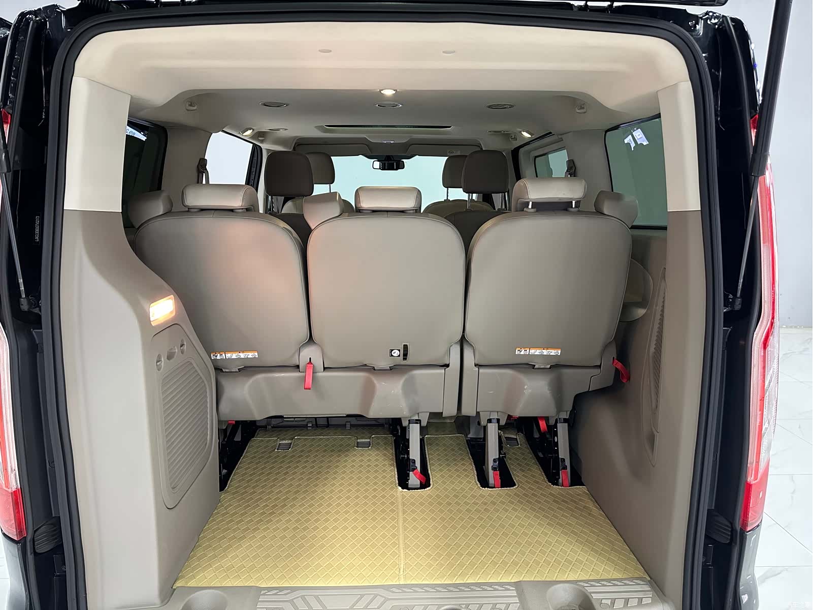 Ford Tourneo, 2017 12