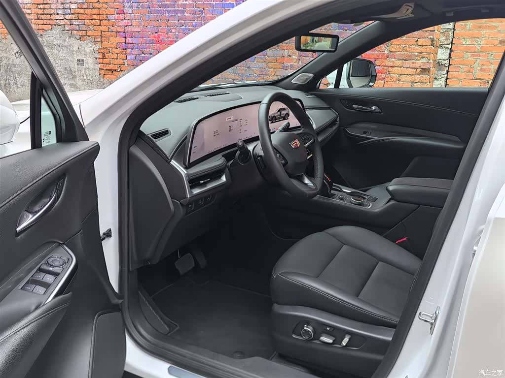 Cadillac XT4, 2025 10