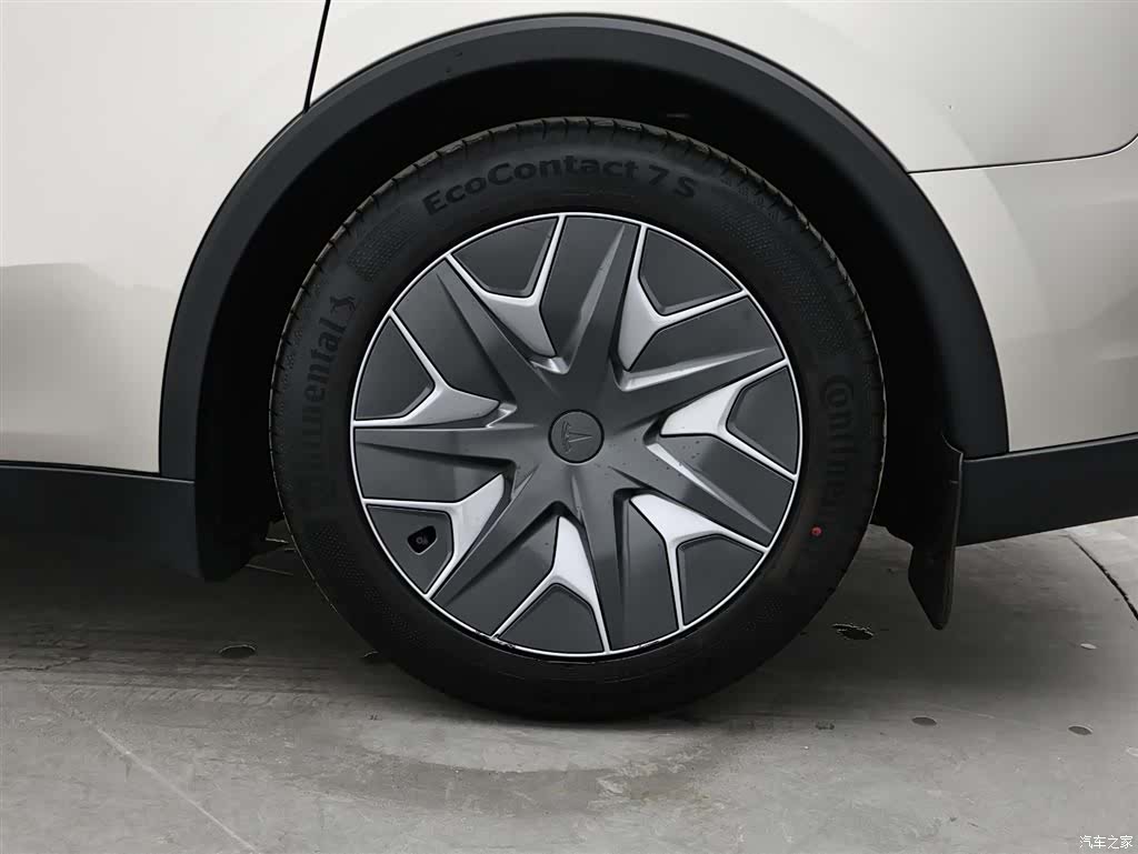 Tesla Model Y, 2025 9